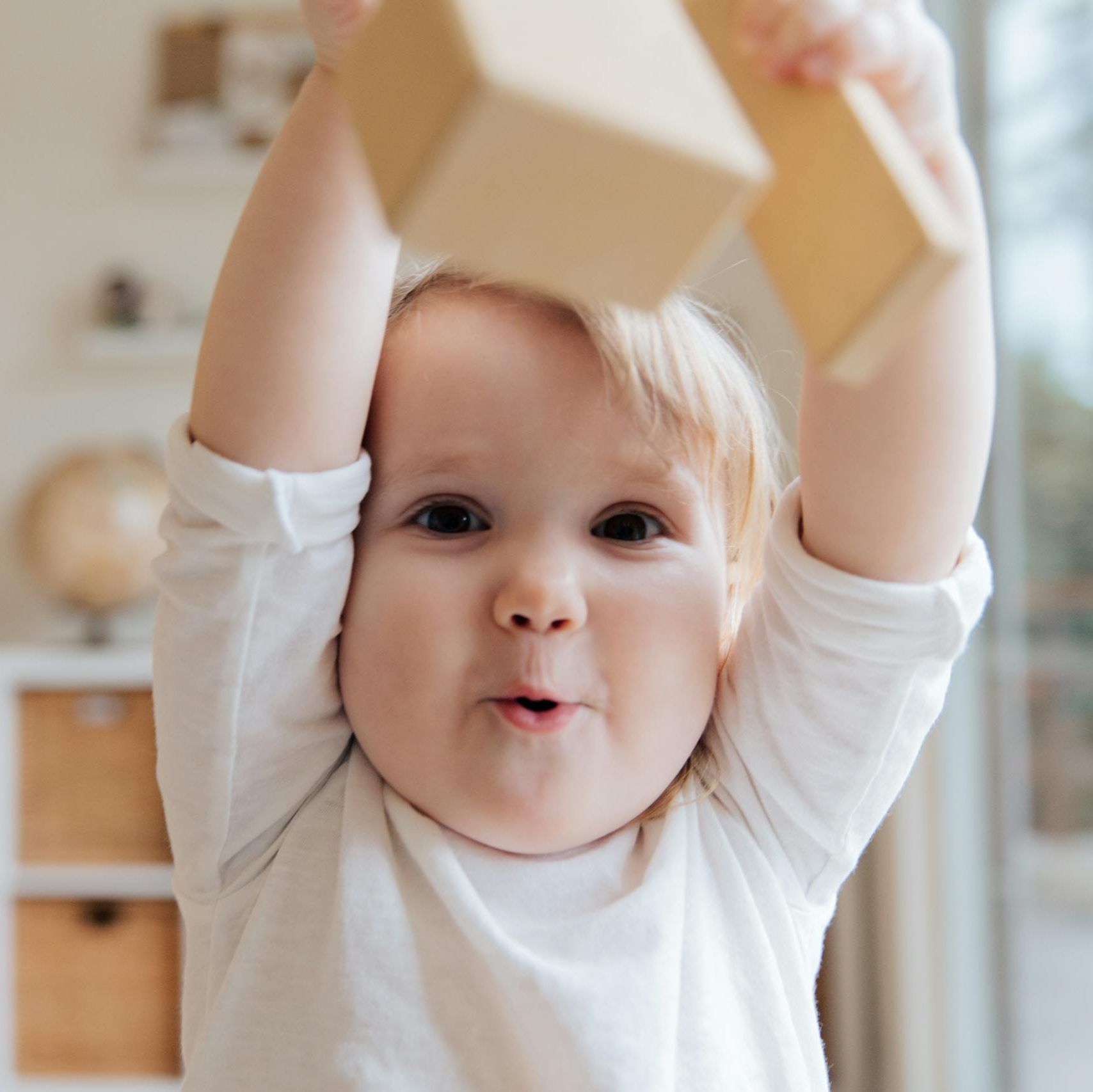 Bébé jouant avec des jeux en bois Refun