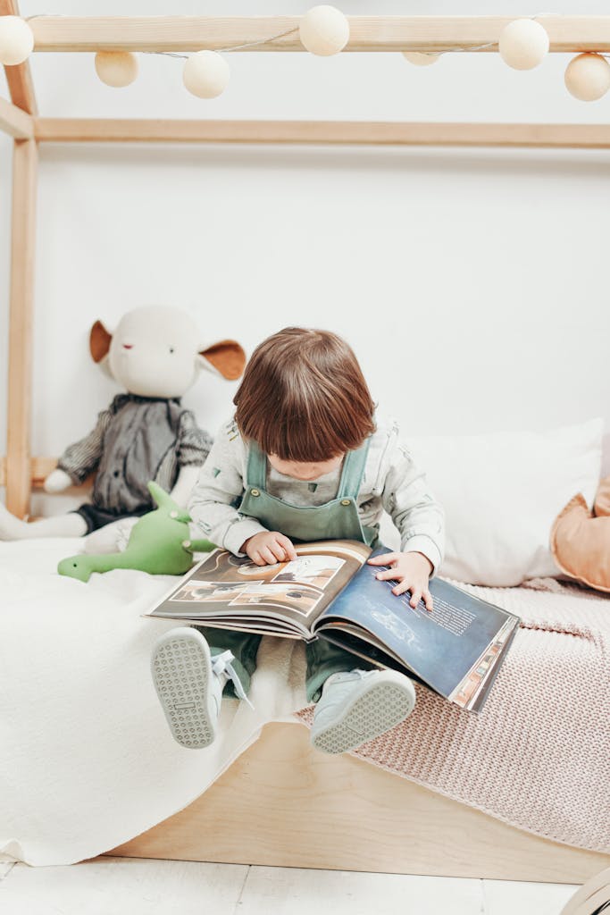 Enfant lisant un lire