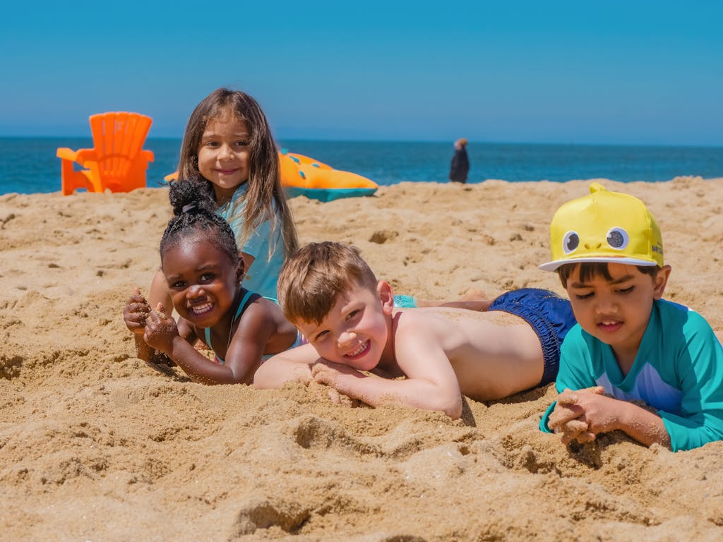 Enfants jouant à la plage, refun